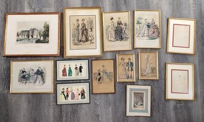 de nombreuses photos encadrées sur le mur d'une pièce