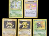 Quatre cartes Pokémon différentes sont représentées sur un fond noir.