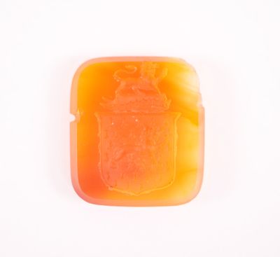 un savon orange posé sur une surface blanche