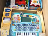 un clavier jouet dans une boîte contenant d'autres jouets