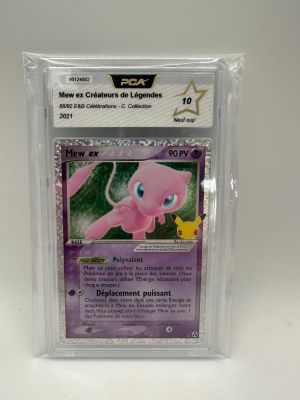 gros plan d'une carte pokemon dans un étui en plastique