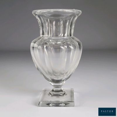 un vase en verre transparent posé sur une surface transparente