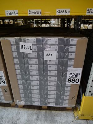 une grande pile de cartons sur l'étagère du magasin