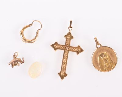 plusieurs bijoux en or, dont une croix, une pièce de monnaie et une bague