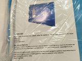 un sac de serviettes bleues posé sur une table
