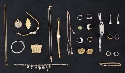 un assortiment de bijoux en or et en argent disposés sur un fond noir