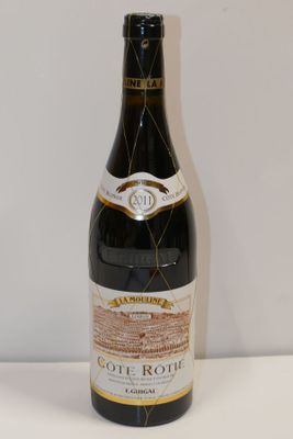 une bouteille de vin posée sur une table