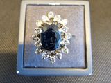 une bague sertie d'une pierre noire