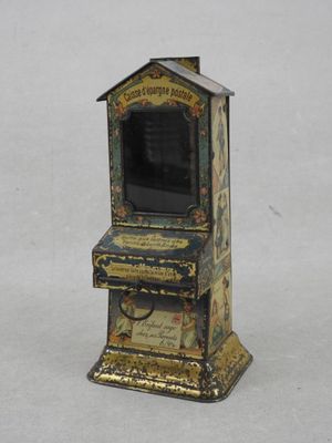 une petite horloge posée sur une table