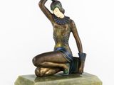 une image représentant une statue d'une femme assise sur un socle en marbre