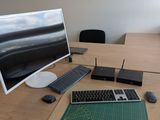 un bureau sur lequel se trouvent un écran, un clavier, une souris, une souris et un tapis de souris