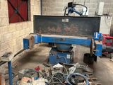 une machine qui travaille sur une pièce de métal
