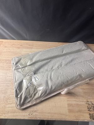 un sac posé sur une table en bois, sur fond noir