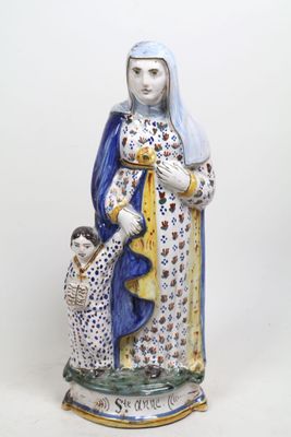 figurine représentant une femme tenant un chien et un chat