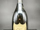 gros plan d'une bouteille de champagne sur une table
