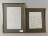 deux photographies encadrées représentant une lettre et un bout de papier manuscrit
