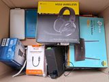 une boîte en carton remplie d'appareils électroniques et d'autres articles