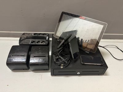 un ordinateur portable posé sur une mallette noire