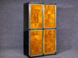 une photo d'une armoire haute à quatre portes