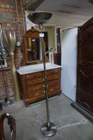 lampe sur pied moderne - avec un éclairage vers le haut et u…