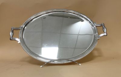 un plateau en argent avec un miroir sur une table
