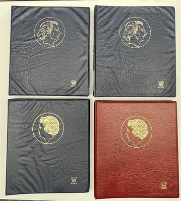 quatre livres aux couvertures dorées et noires posés sur une table