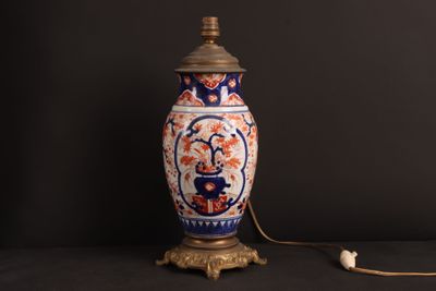 une lampe posée sur une table à fond noir