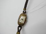 une image représentant une montre-bracelet à laquelle est attachée une chaîne