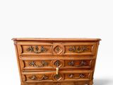une image d'une commode sur fond blanc