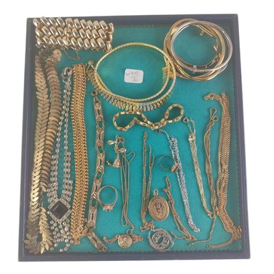 de nombreux types de bijoux exposés dans une vitrine