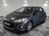 la voiture grise est garée dans le garage sur le sol en damier
