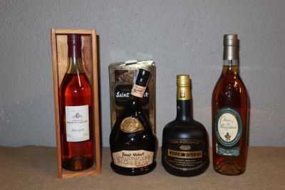 trois bouteilles de vin et une bouteille d'alcool sur une table