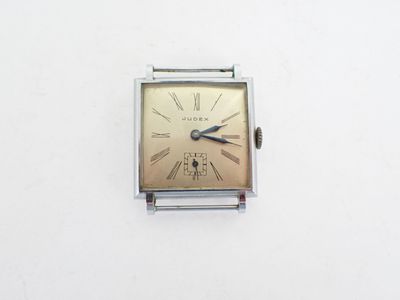 une petite montre carrée avec des chiffres romains sur le cadran