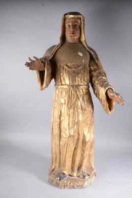 une statue représentant une femme vêtue d'une robe dorée