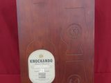 plaque en bois représentant une bouteille de Kingcardo sur fond rouge
