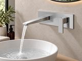 un lavabo avec un robinet et un miroir en arrière-plan
