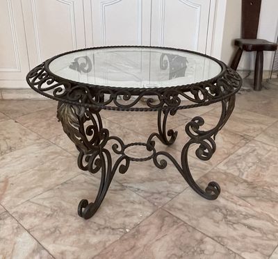 une table avec un plateau en verre posée sur un sol carrelé