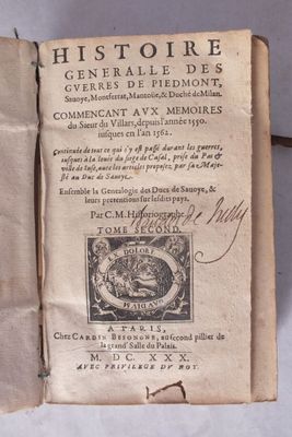 un vieux livre écrit posé sur une table