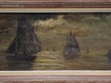 une peinture à l'huile représentant des bateaux sur un plan d'eau, sous un ciel nuageux