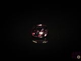 un diamant rose sur fond noir