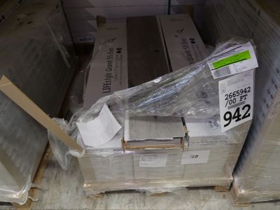 un grand nombre de boîtes posées sur une palette