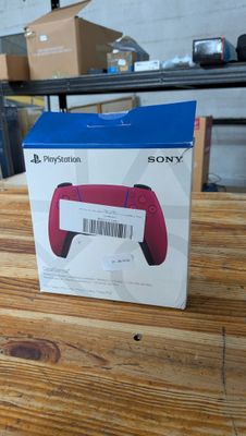 La boîte de la manette de jeu Sony est posée sur une table en bois