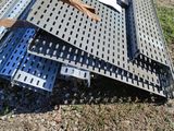 plusieurs morceaux de métal sont empilés les uns sur les autres à même le sol