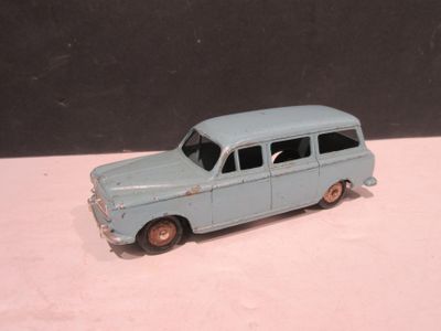 une petite voiture bleue posée sur une table