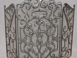 un treillis métallique orné d'un motif décoratif
