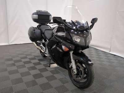 une moto noire garée sur un sol à damier