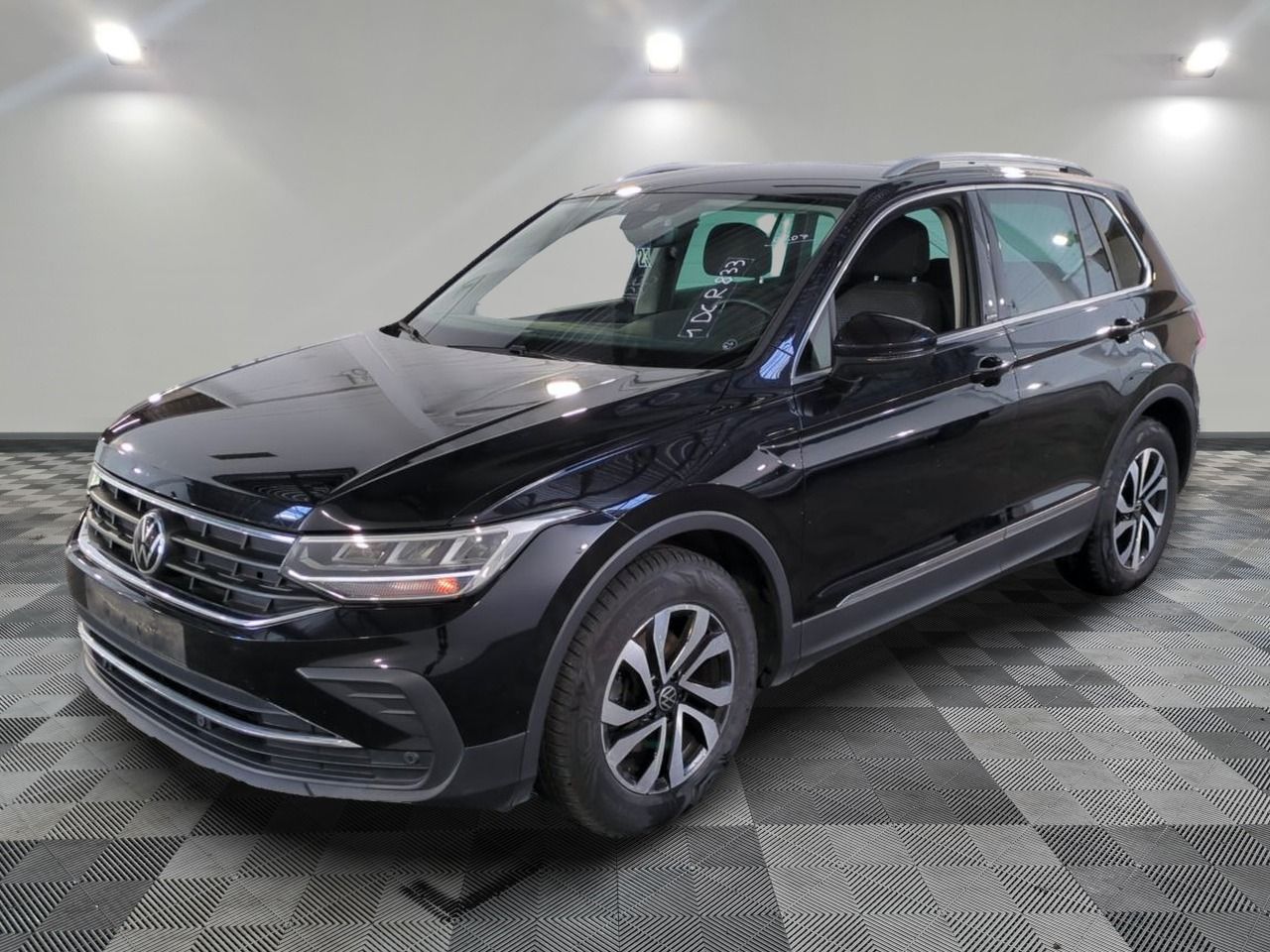 VOLKSWAGEN - TIGUAN 1.5 TSI 130CH BVM6 ACTIVE - ES - Mise en service: 18/02/2021 - véhicule et carte grise belge Voya...