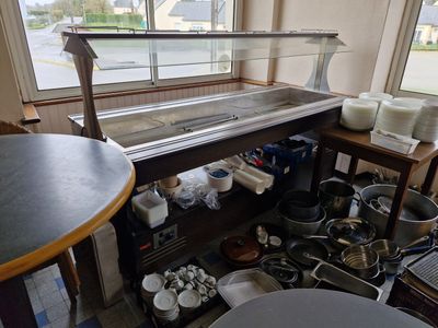 Buffet libre service maintien chaud en bois foncé et inox, p…