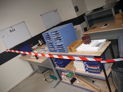 3 bureaux droits mélaminé bois clair + 1 bureau courbé mélam…