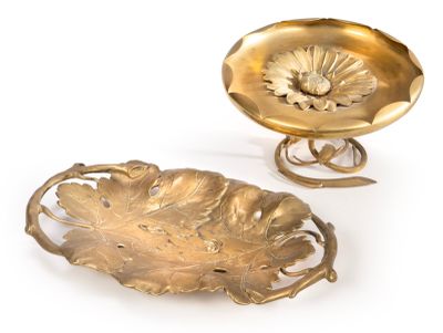 une assiette en or ornée d'une fleur et un bol orné d'une feuille